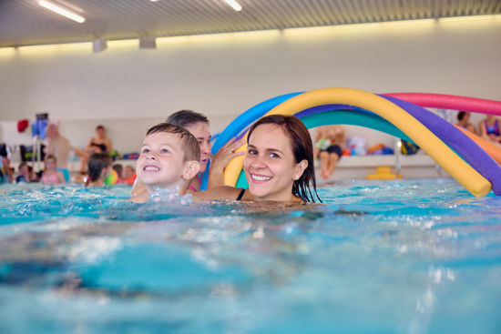 Bild von Eltern Kinder Schwimmkurs